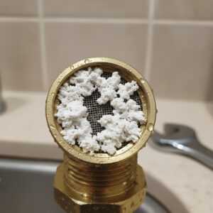 Slab pritisak vode u kupatilu