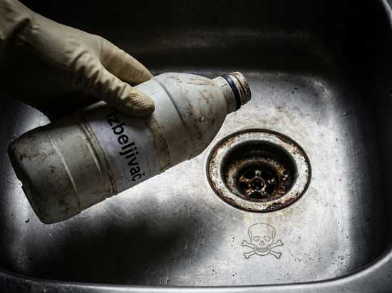 Koje hemikalije nikada ne treba sipati u odvod