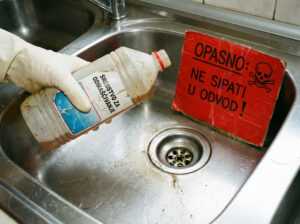 Koje hemikalije nikada ne treba sipati u odvod