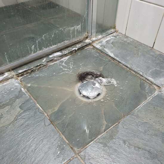 Zašto se tuš kabina često zapušava