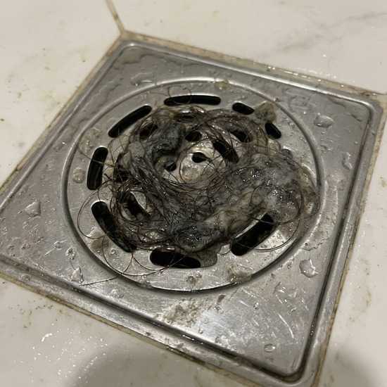 Zašto se tuš kabina često zapušava