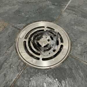 Zašto se tuš kabina često zapušava?